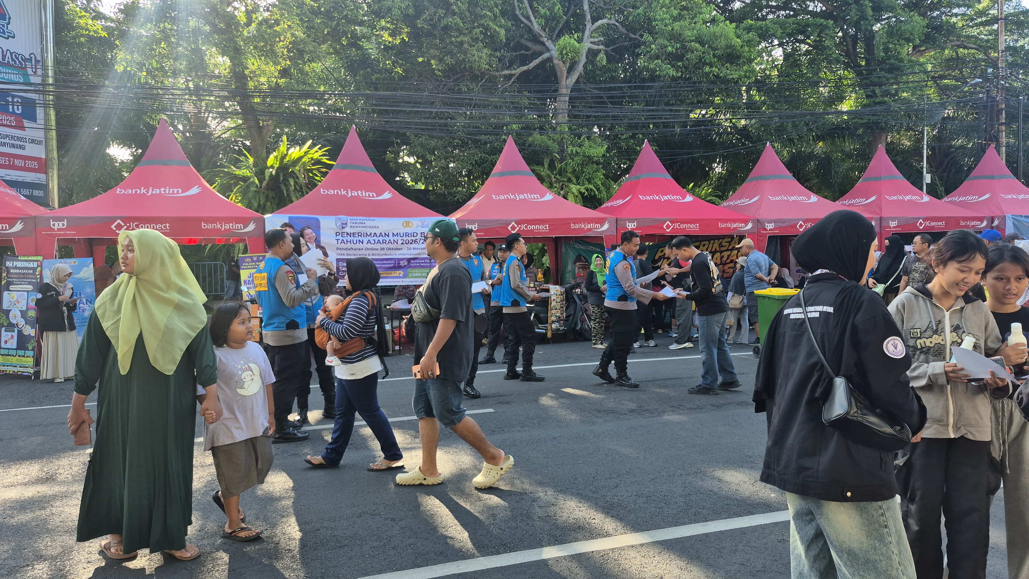 Polresta Banyuwangi sosialisasikan rekrutmen Polri dan SMA Kemala Taruna Bhayangkara di CFD.
