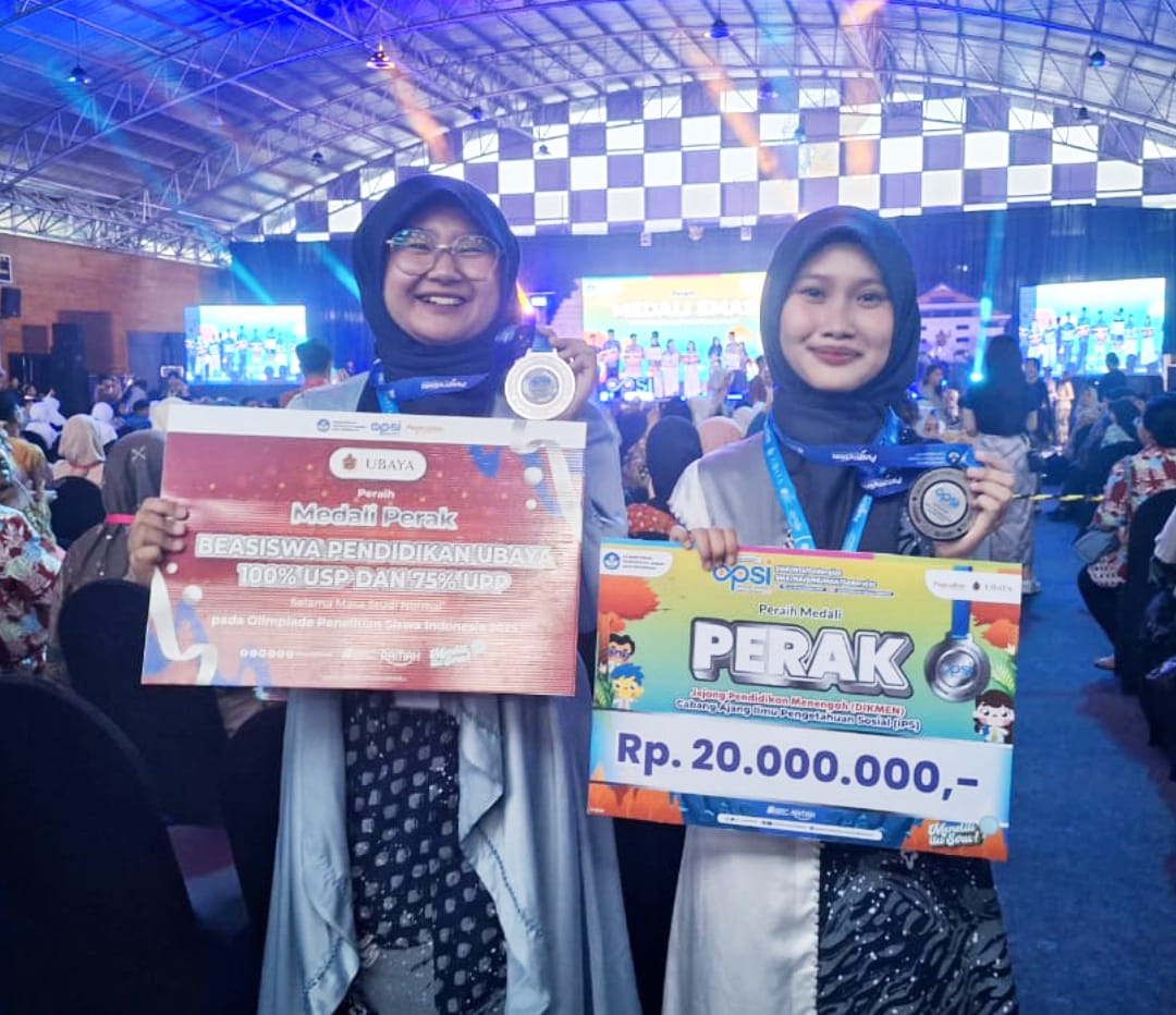 Dua siswa SMAN 1 Glagah Banyuwangi Humairoh Alkayla Zahrani (kanan) dan Aulia Khairunnisa menunjukkan medali perak pada ajang OPSI Nasional 2025, Sabtu (15/11/2025).