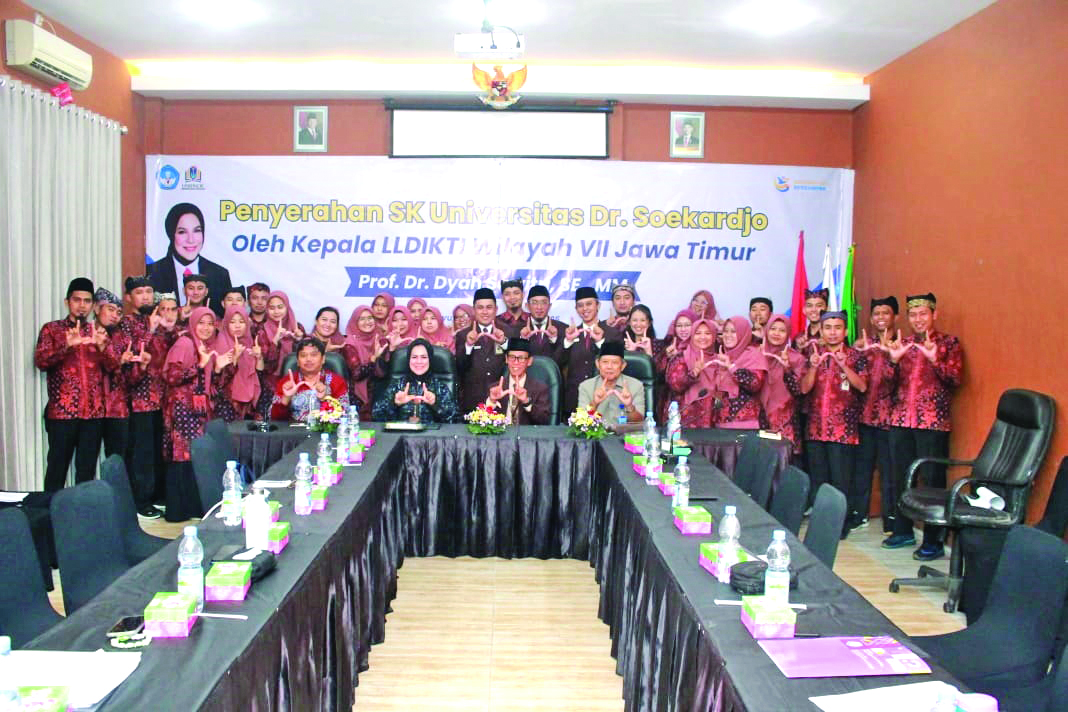 BERPRESTASI-BERDAMPAK: Kepala LLDIKTI Wilayah VII, Rektor Unidsoe, Pembina Perwakes Bida, Wakil Rektor bersama mahasiswa dan dosen pendamping 4 Tim PKM yang lolos Pimnas foto bersama di kamus Unidsoe.