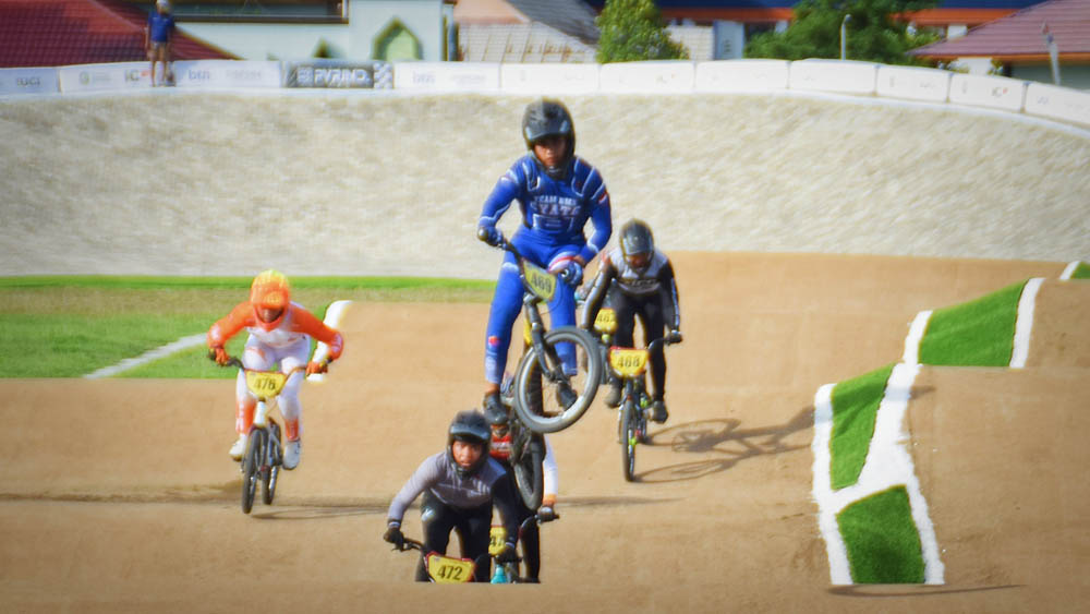 SIRKUIT STANDAR OLIMPIADE: Para pembalap beradu cepat di sirkuit BMX Muncar yang memiliki lintasan sepanjang 465 meter di Desa Kedungrejo, Kecamatan Muncar Minggu (16/11).