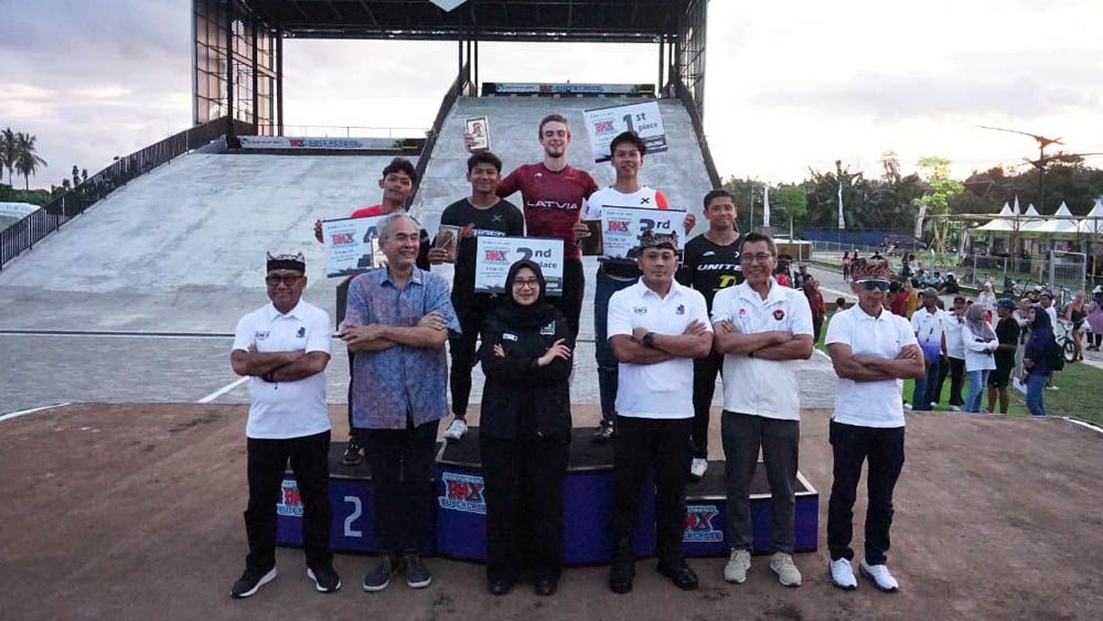Martins Emils juarai men elite Banyuwangi BMX Supercross 2025, Amellya Nur Sifa dominasi women elite di sirkuit terpanjang dan paling menantang.