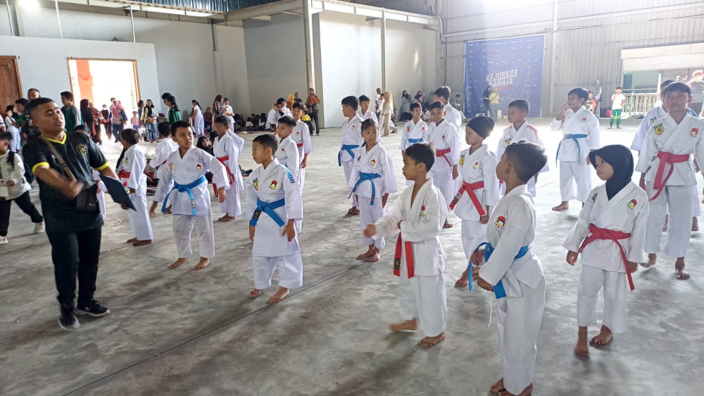 Ratusan atlet karate Banyuwangi bertanding di Kejurkab Karate FORKI Banyuwangi, Minggu (16/11).