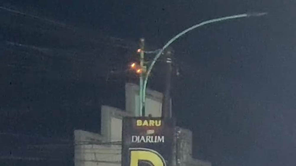 MENYALA: Lampu penerangan jalan di Desa Kedungrejo, Kecamatan Muncar, alami konsleting listrik dan terbakar pada Sabtu (15/11) malam.