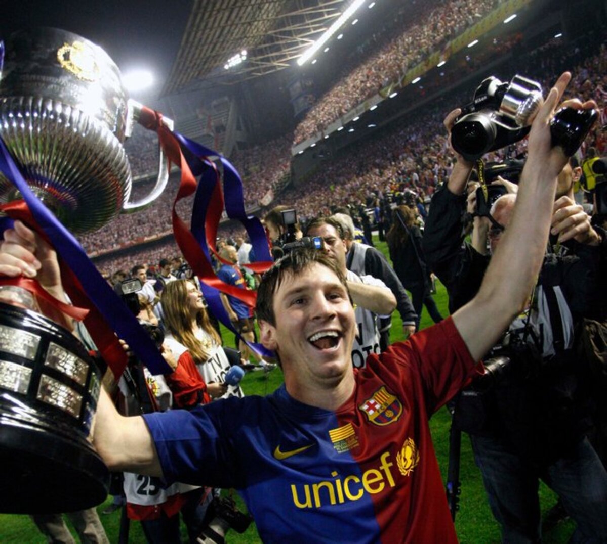 LEGENDA: Renovasi Camp Nou akan menyertakan patung Lionel Messi