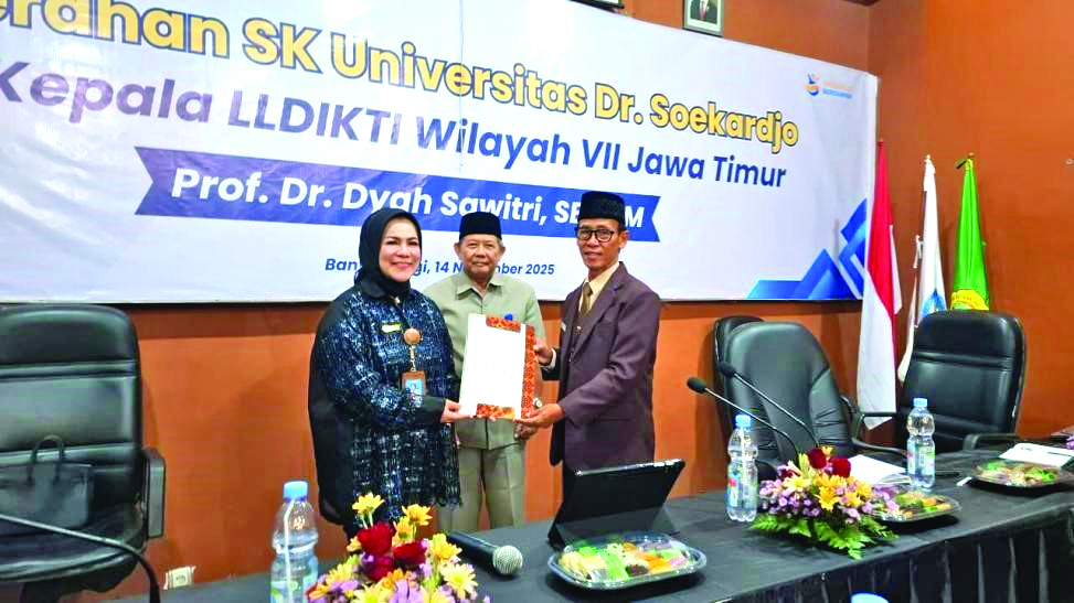 RESMI: Penyerahan SK Perubahan status Stikes menjadi Unidsoe oleh Kepala LLDIKTI VII WIlayah Jawa Timur yang diterima oleh Rektor Unidsoe, didampingi oleh Pembina Perwakes Bida.