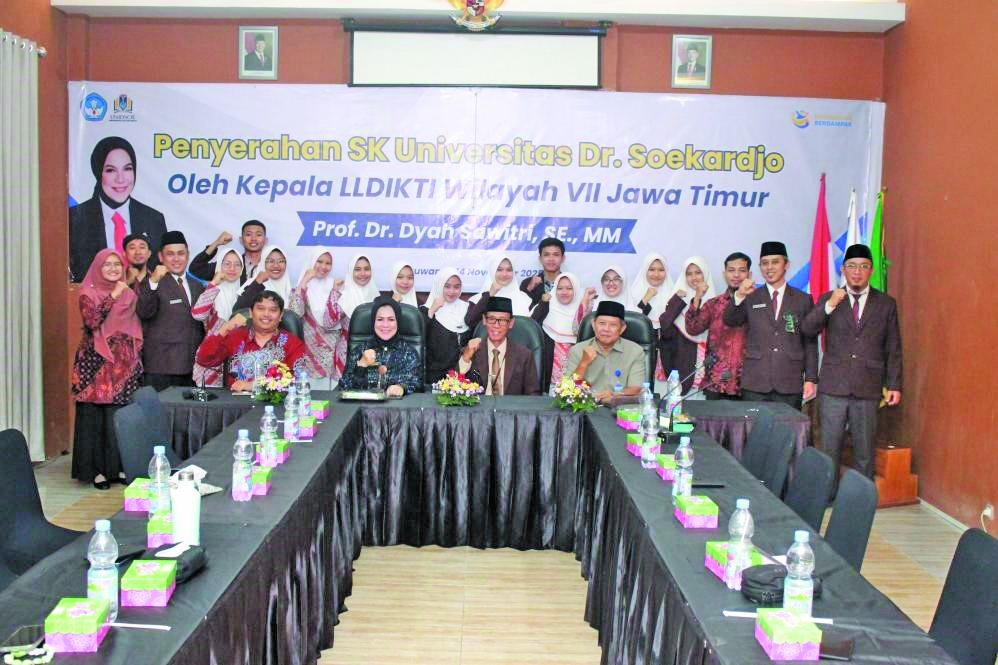 FOTO BERSAMA: Kepala LLDIKTI Wilayah VII, Rektor Unidsoe, Pembina Perwakes Bida, Wakil Rektor bersama mahasiswa dan dosen pendamping 4 Tim PKM yang Lolos PIMNAS