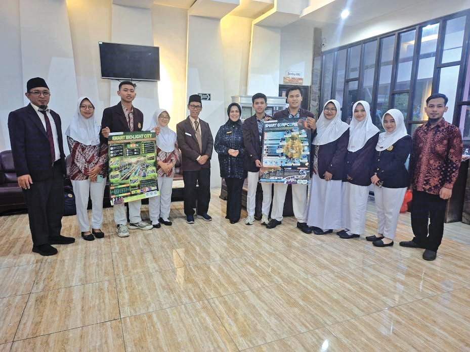 KARYA NYATA: Tim PKM-VGK dan PKM-GFT usai mempresentasikan produknya di depan Kepala Lembaga LLDIKTI Jawa Timur.