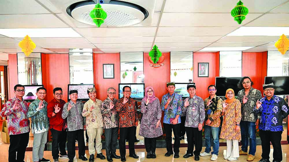 Bupati Ipuk dan Kadispendik Suratno (lima dari kanan) beserta jajaran Pemkab saat bertemu pimpinan ISI Surakarta. ISI adalah salah satu PT yang bekerja sama program Banyuwangi Cerdas.