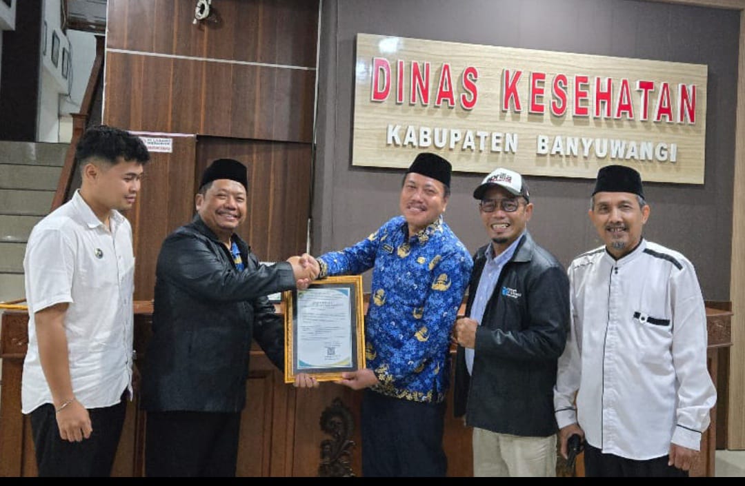 Ketua Yayasan Al Uswah Banyuwangi Karyono (dua dari kiri) menerima Sertifikat Laik Higiene Sanitasi (SLHS) Jasaboga dari Kepala Dinas Kesehatan Banyuwangi H Amir Hidayat, Senin (17/11/2025).