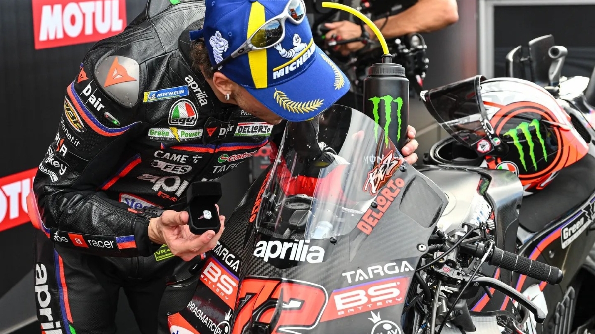 Selebrasi unik Marco Bezzecchi usai menangi MotoGP Grand Prix Valencia 2025.