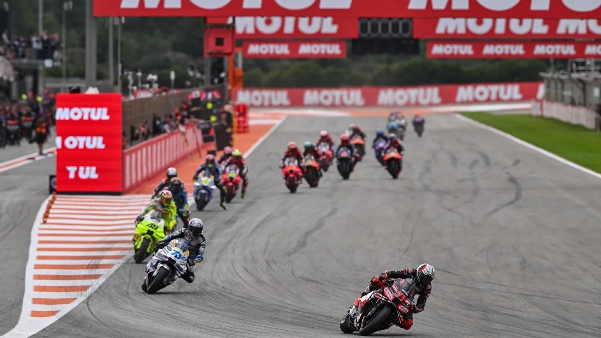 Marco Bezzecchi menutup MotoGP 2025 dengan kemenangan di Valencia.