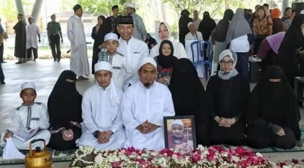 Wiranto bersama Rugaiya Usman, anak, menantu dan cucu saat pemakaman salah satu cucunya, Alfatihah pada 15 November 2018 lalu.