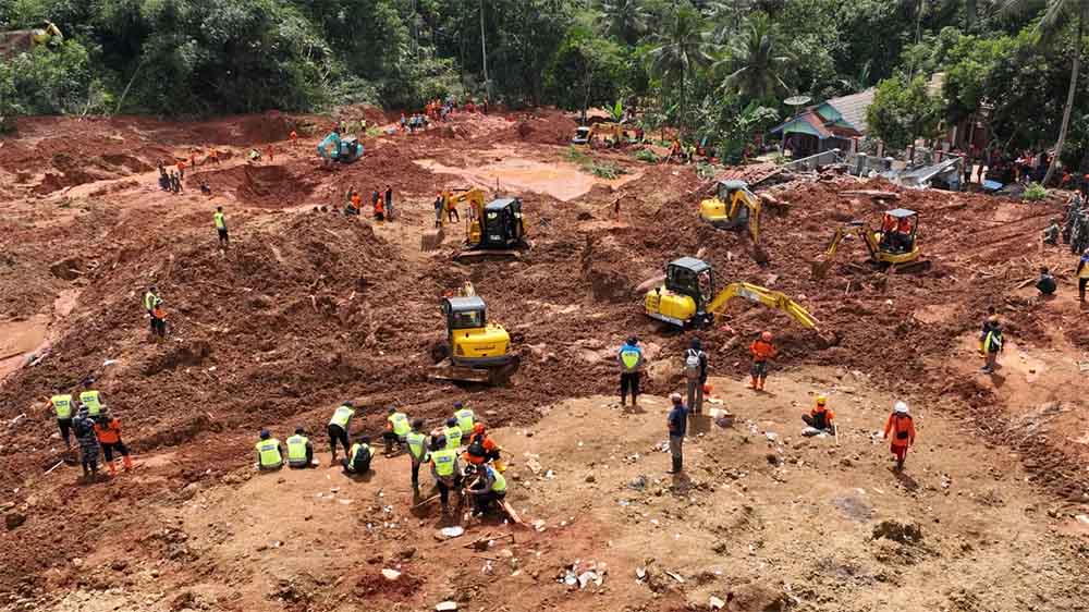 Total sebanyak 22 alat berat dikerahkan untuk membantu pelaksanaan operasi pencarian dan pertolongan korban longsor di Desa Cibeunying, Majenang, Cilacap, Jateng, Minggu (16/11).
