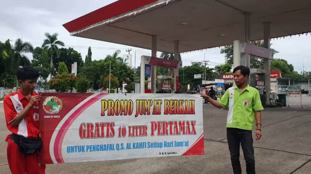 Program Jumat berkah BBM Pertamax 10 liter gratis bagi masyarakat penghafal Surat Al-Kahfi di SPBU Pakansari Cibinong, Kabupaten Bogor.