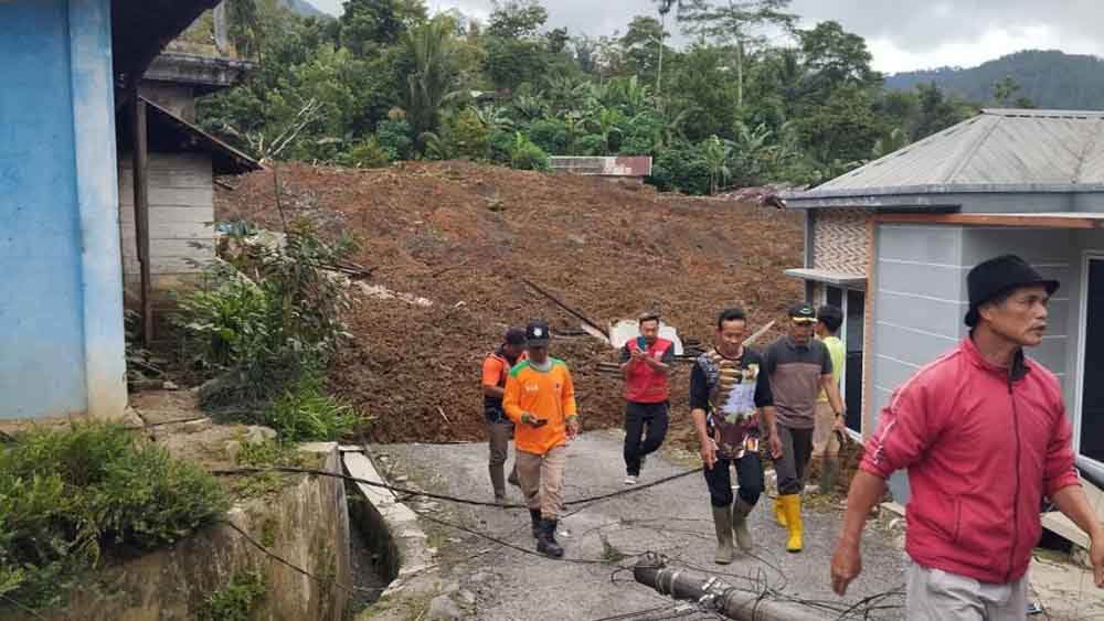 Relawan Muhammadiyah Disaster Management Center (MDMC) ikut mencari korban longsor Banjarnegara. Diperkirakan musibah ini menimbun 40 rumah warga.