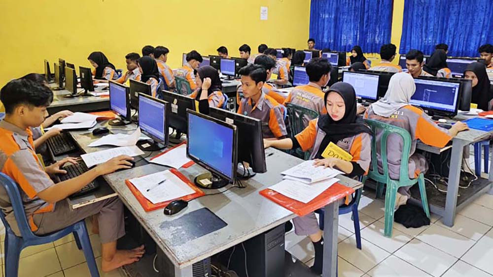 ILUSTRASI siswa SMK Negeri 1 Kediri mengikuti ujian kompetensi keahlian (UKK).