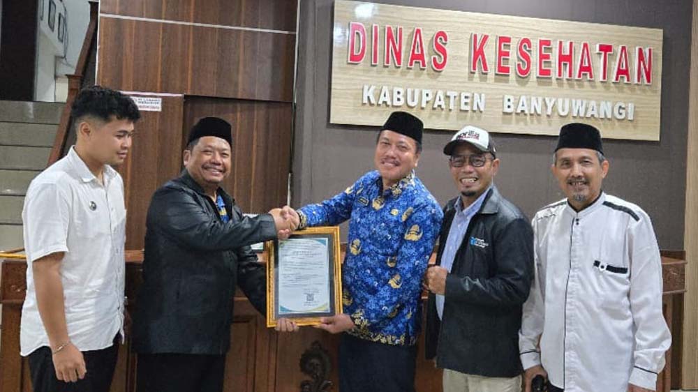 Ketua Yayasan Al Uswah Banyuwangi Karyono (dua dari kiri) menerima Sertifikat Laik Higiene Sanitasi (SLHS) Jasa Boga dari Kepala Dinkes Banyuwangi H Amir Hidayat, Jumat (14/11).