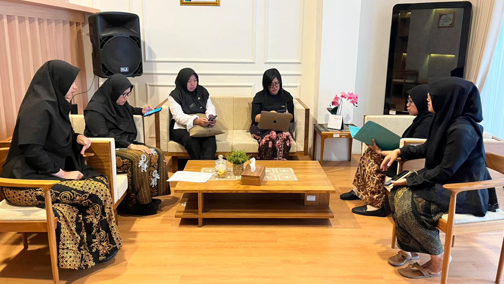 PENENTUAN: Panitia Lomba Iklan Layanan Masyarakat GSS Dinkes Banyuwangi berdiskusi dengan para juri secara daring untuk menentukan pemenang, Selasa (18/11).