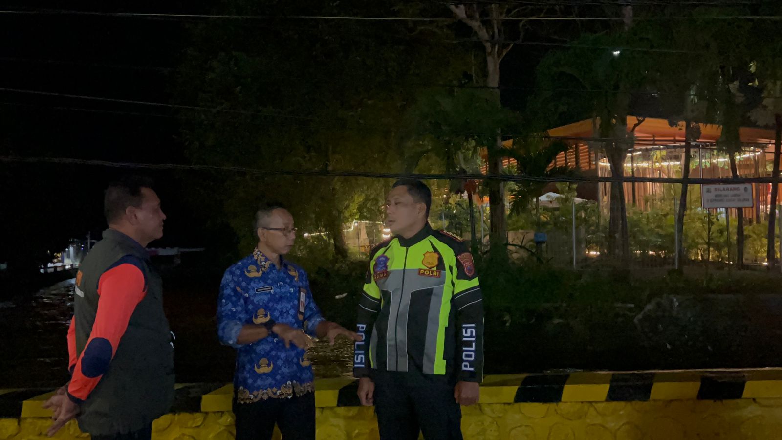 Sinergi Polresta Banyuwangi dan Pemkab menangani banjir di Jembatan Sungai Bagong Pakis.