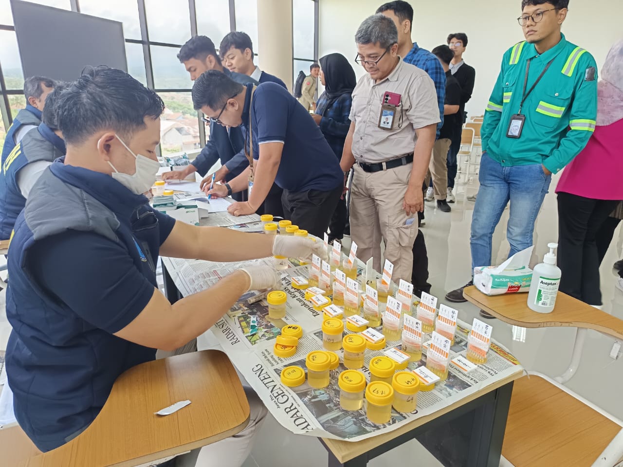 Sejumlah mahasiswa dan  dosen Poliwangi menjalani tes urine di aula Poliwangi Banyuwangi beberapa waktu lalu.