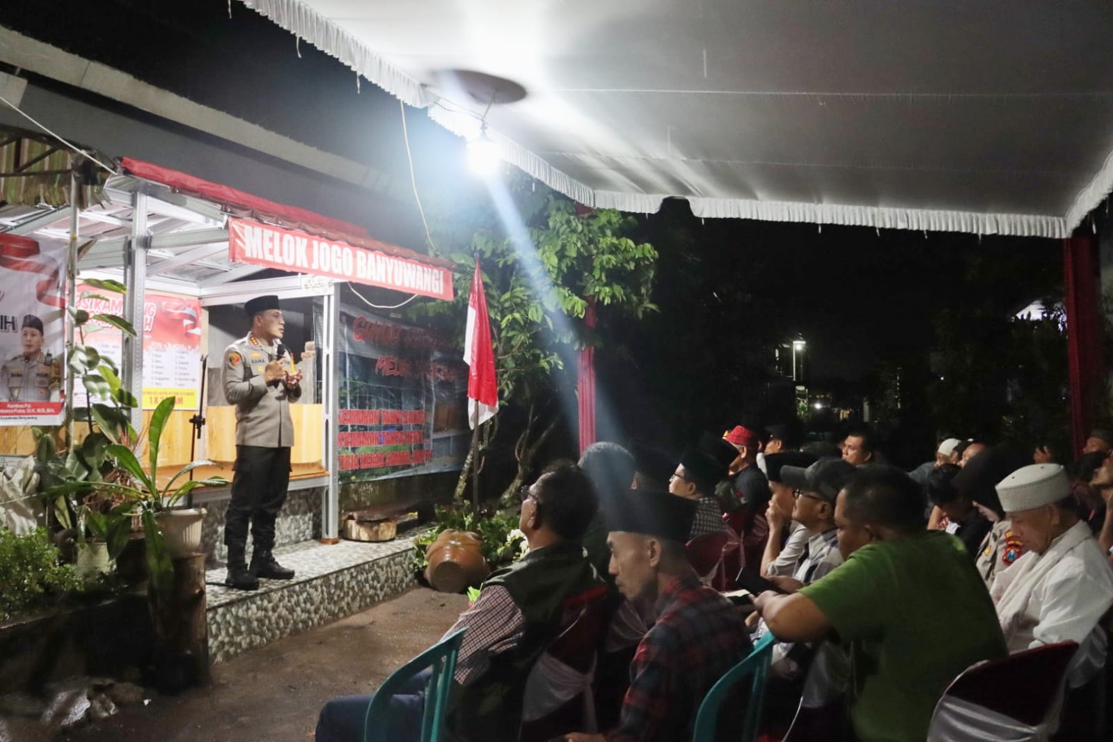 Revitalisasi Pos Kamling di Desa Sempu oleh Polresta Banyuwangi.