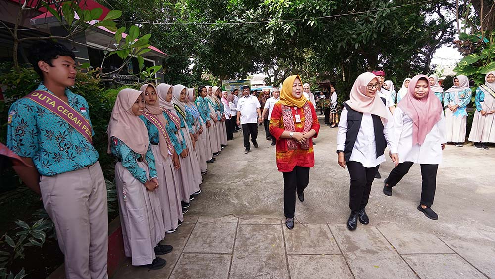 Bupati Ipuk Fiestiandani meninjau salah satu sekolah di Banyuwangi beberapa waktu lalu. Pemkab terus berupaya mewujudkan zero anak tidak sekolah di seluruh penjuru Bumi Blambangan.