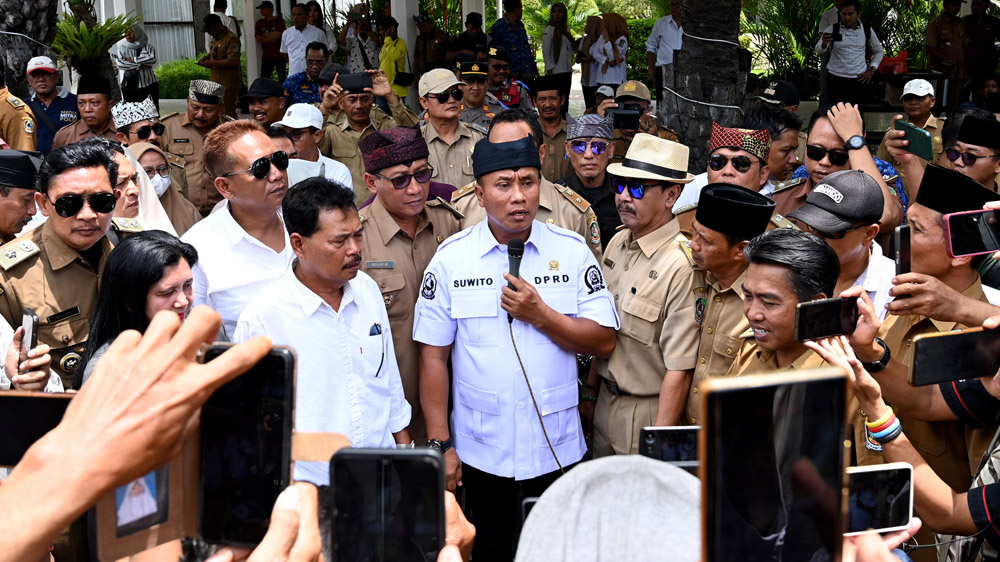 KLARIFIKASI: Suwito menyatakan permintan maaf di hadapan kepala terkait pernyataannya bahwa 80 kades di Banyuwangi korupsi.