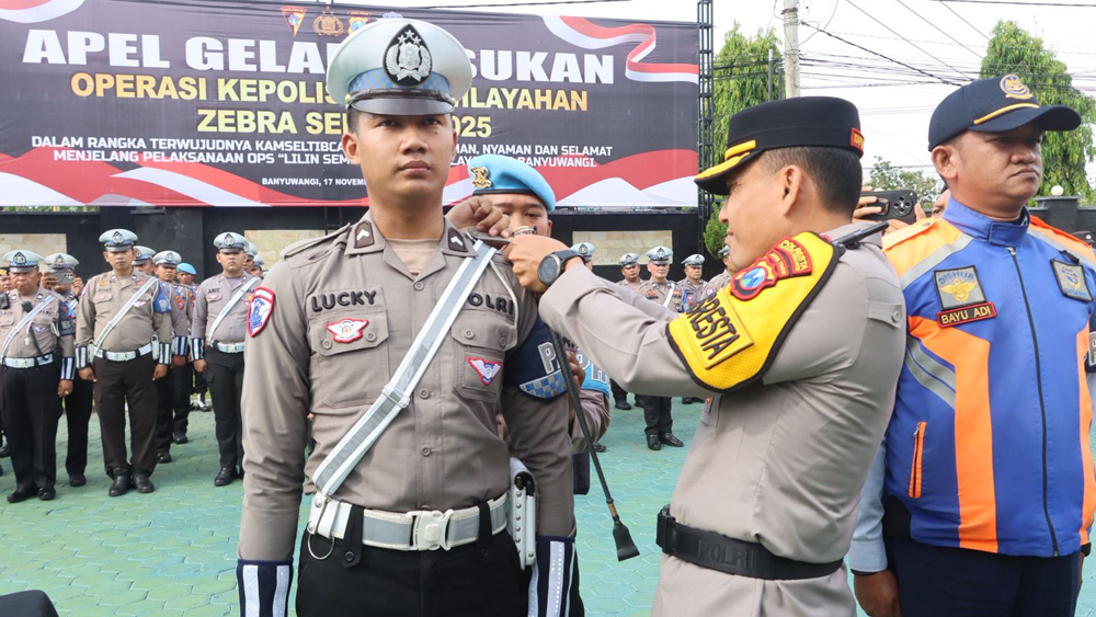 Kapolresta Kombespol Rama Samtama Putra menyematkan pita kepada anggotanya sebagai tanda dimulainya Operasi Zebra Semeru di Mapolresta Banyuwangi, Senin (17/11).