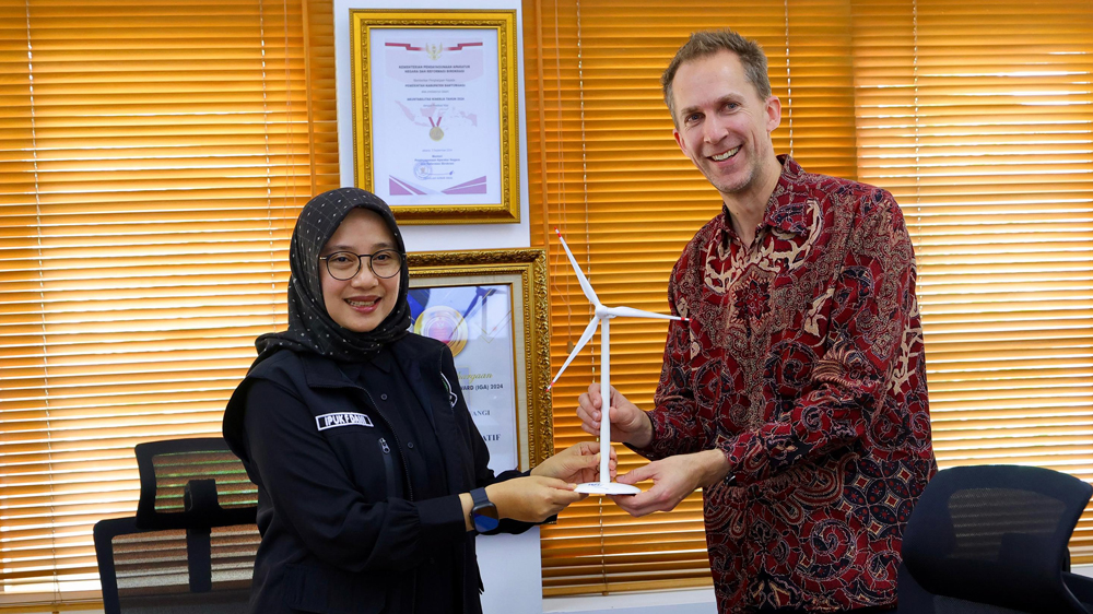 Bupati Ipuk Fiestiandani menerima miniatur turbin angin dari Managing Director Asia Pasific wpd Energy Hans Christoph Brumberg usai menggelar pertemuan di kantor Pemkab Banyuwangi.