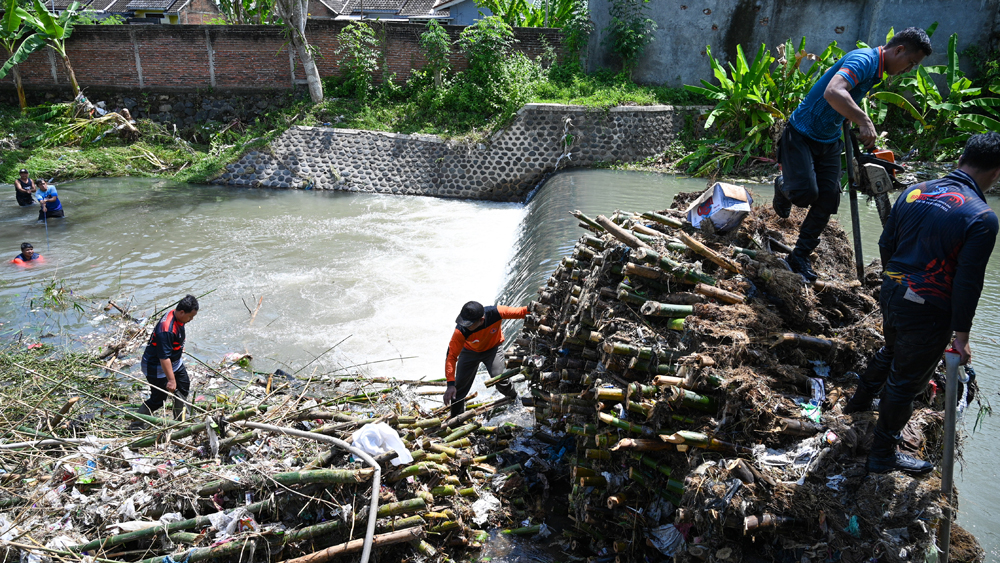 GANGGU ALIRAN SUNGAI: Tumpukan batang bambu ini sempat menganggu aliran Sungai Bagong ketika terjadi banjir Senin (17/11).
