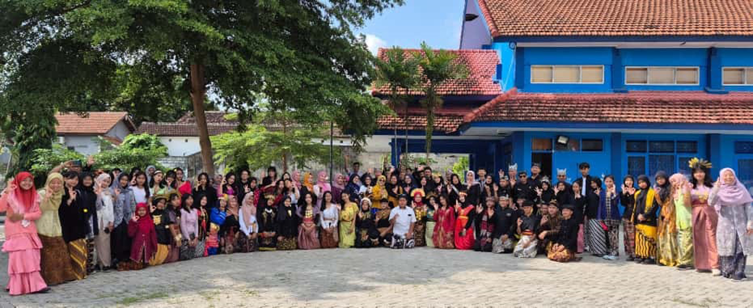 BERSATU: Para siswa mengenakan pakaian adat nusantara untuk menghormati jasa para pahlawan sekaligus simbol keragaman budaya Indonesia.