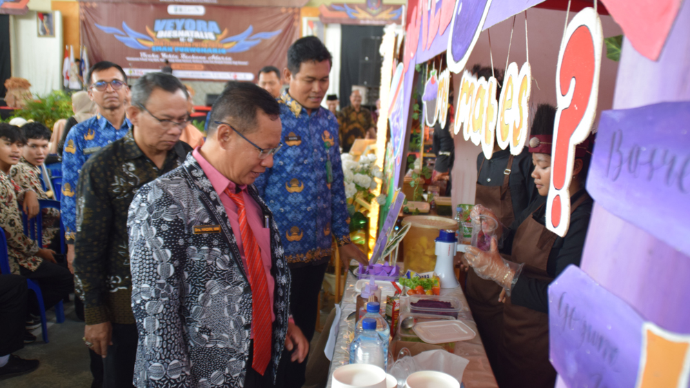 MENILIK: Plt Kepala SMAN 1 Purwoharjo Drs Hadiri, MM bersama tamu undangan meninjau bazar siswa di SMAN 1 Purwoharjo, Senin (17/11).