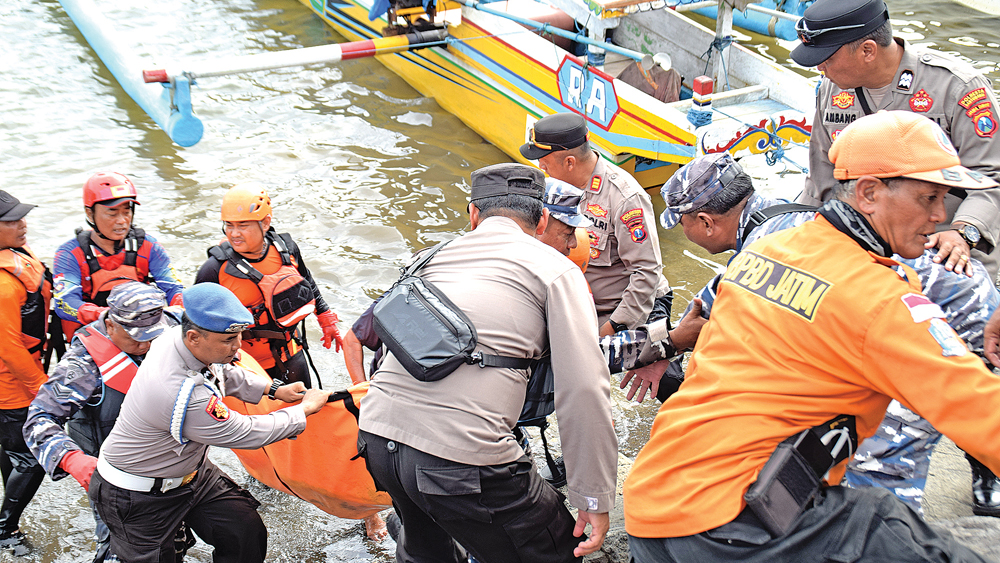 Tim SAR gabungan gotong-royong melakukan evakuasi jenazah yang ditemukan di Pelabuhan Grajagan, Senin (17/11).