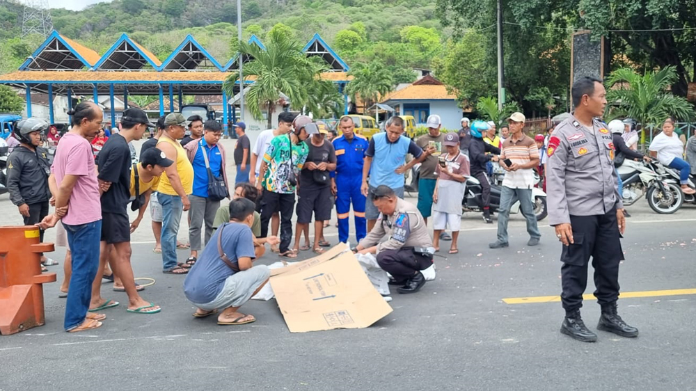 Seorang pria asal Desa Ketapang tewas setelah tertabrak truk saat menghindari antrean kendaraan yang akan menyeberang ke Lombok di depan Terminal Sritanjung, Senin (17/11).