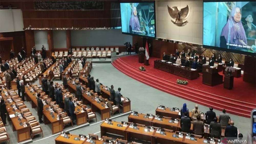 Ketua DPR RI Puan Maharani memimpin rapat paripurna di kompleks parlemen, Jakarta, Selasa (18/11/2025).
