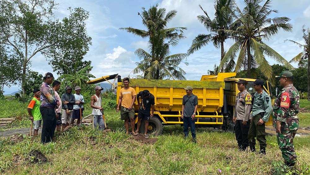 Petugas gabungan meminta dump truck putar balik dan tidak mengangkut pasir dari tambang galian C di Dusun Purwosari, Buluagung, Siliragung, Banyuwangi.