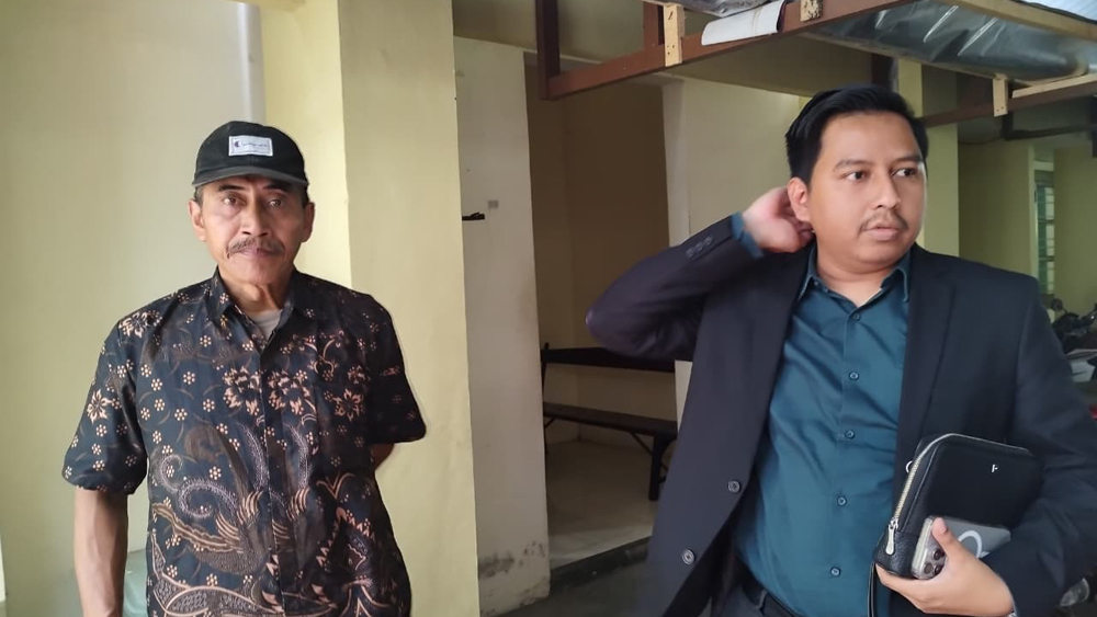KECEWA TUNTUTAN JAKSA: Orang tua R didampingi kuasa hukumnya Uyun Sadewa berdiskusi usai keluar dari ruang sidang anak di PN Banyuwangi, Senin (17/11).