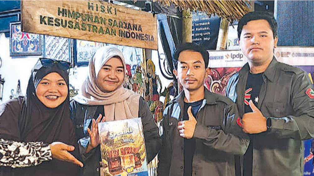 TIM HACCE: Helmi Eka Saputra, Yunita Widhy Astuti, Moh. Catur W. didampingi dosen pembina Muttafaqur Rohmah, MPd di depan stand Himpunan Sarjana Kesusasteraan Indonesia.