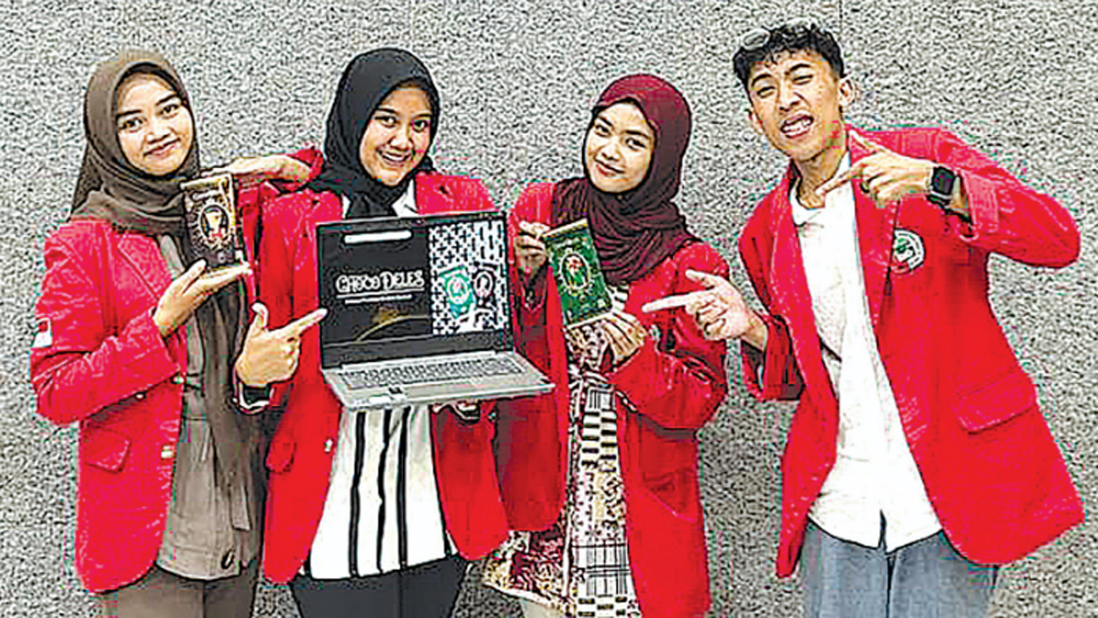 TIM CHOCO DELES: Farin Mifta, Vadilla Putri W., Gadis Alfiya K.N, Abdul Hamid, saat presentasi Laporan Kemajuan P2MW.