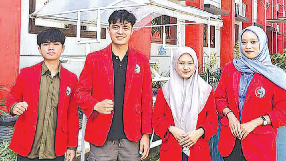 TIM GREENSA MENUJU KMI EXPO: Guntur Riyan K.P. , M. Yusriel Hidayat, Fira Imelia, Windi Ratna K
