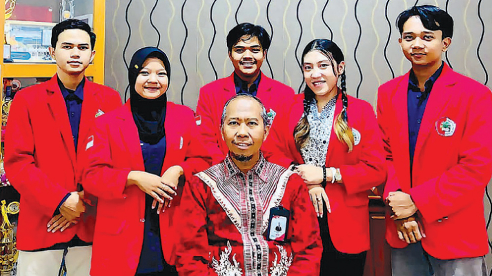 TIM FREEZER SHIP: M. Saifur Rizal, Oky Widiyanto, Akbar Dwi Prasetio, Eyricha Dinda Putri A, Yuninda Dwi Dewanti bersama dosen pendampiang Ainur Rofiq, S.T.,M.M