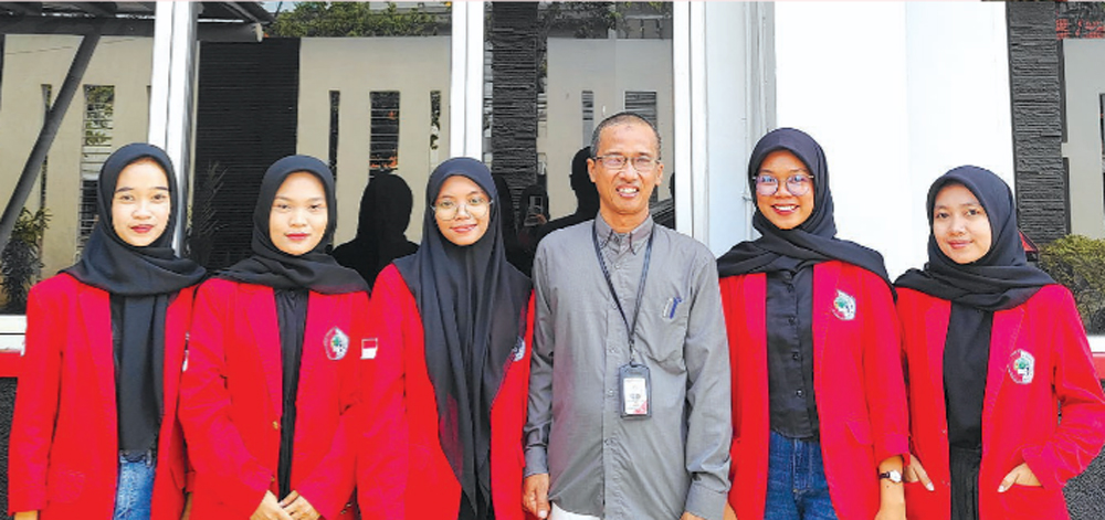 TIM NAGAMI: Deva Hadi Restanti, Evita Lestari, Mariyatul Qibtiyah, Erinda Dwi Nafisah, Iga Kumalasari bersama dosen pendamping Arief Rahman H, S.E.,M.M.