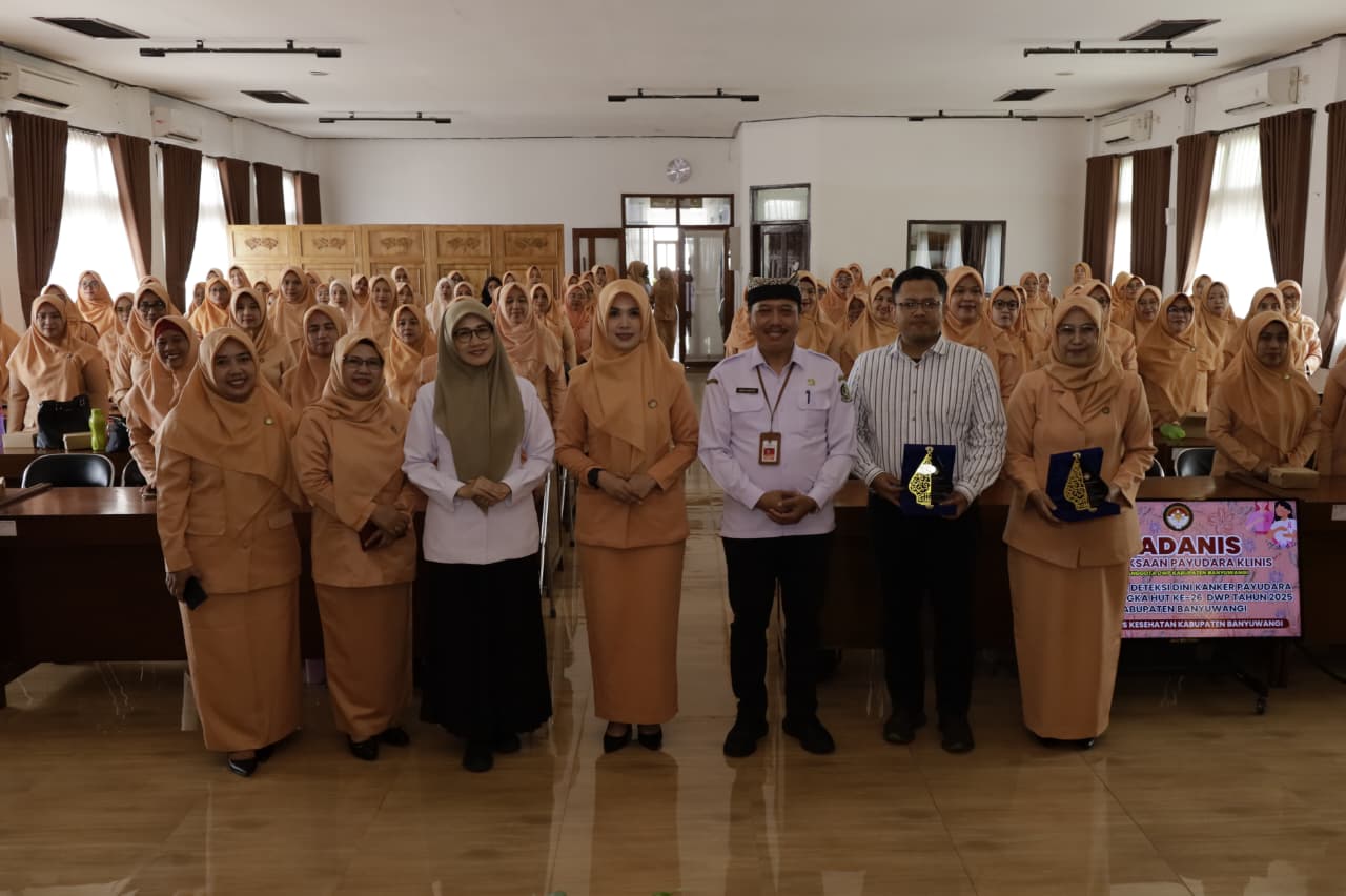 KOLABORASI: Kepala Dinkes Amir Hidayat bersama Ketua DWP Linna Guntur Priambodo dan peserta Sadanis di kantio Dinkes Banyuwangi Rabu (19/11).