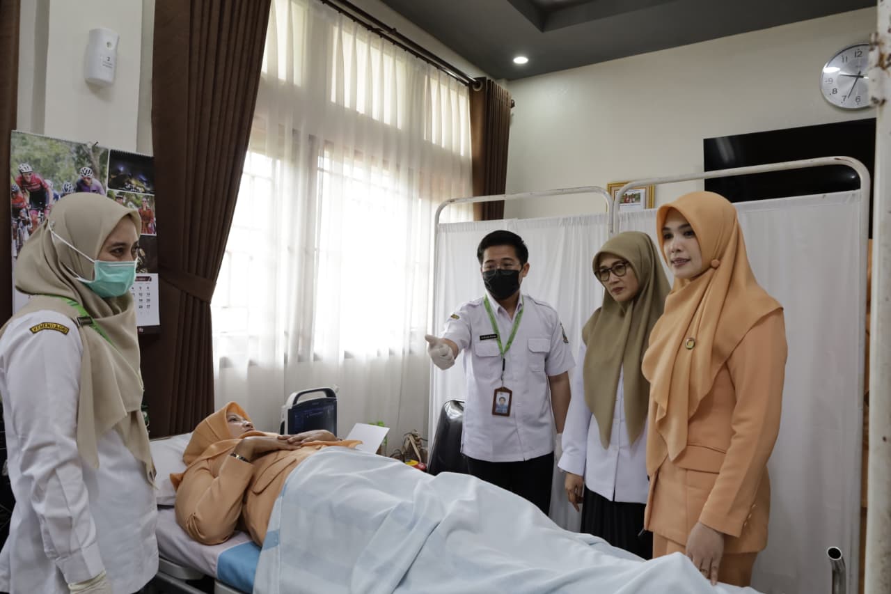 PENCEGAHAN: Ketua DWP Banyuwangi Linna Guntur Priambodo meninjau kegiatan Sadanis hasil kerja sama DWP dan Dinkes Banyuwangi Rabu (19/11).