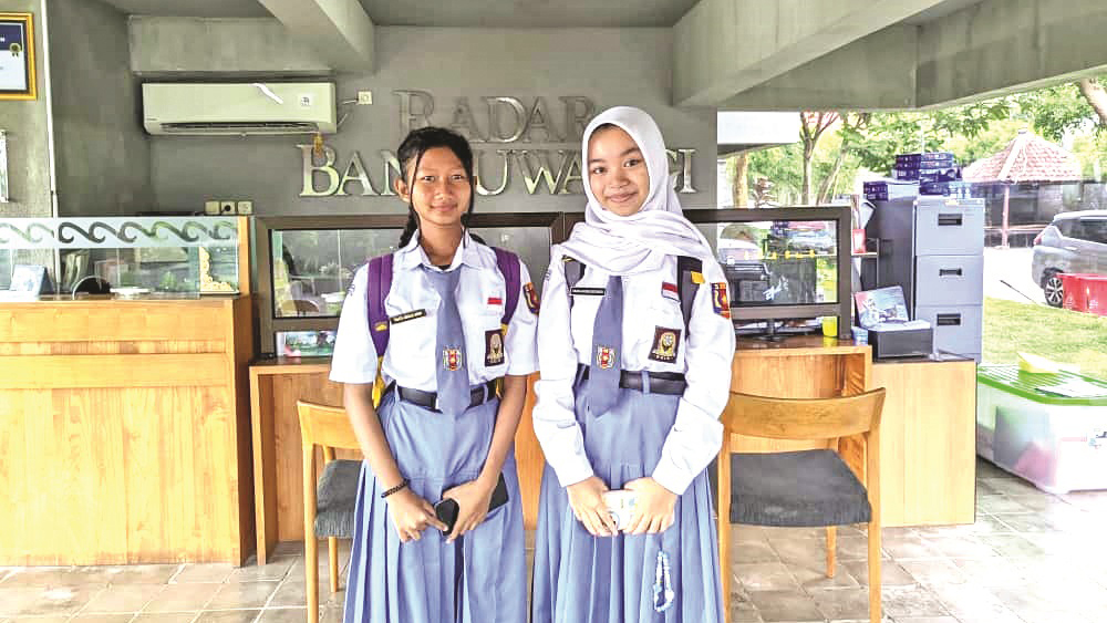 Dua siswa SMAN 1 Giri Taruna Bangsa Talita Amelia Dewi dan Vania Aura Devinza mendaftar Lomba Kreatif Hari Ibu di Grha Pena Jawa Pos Radar Banyuwangi pada Selasa (18/11).