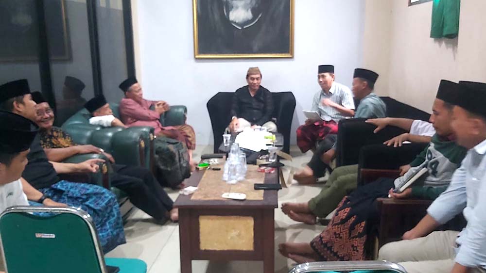 PERSIAPAN KONFERCAB: Karyono dan Syamsul Arifin memimpin rapat di kantor PCNU yang agendanya membahas tempat dan hari H pelaksanaan Konfercab, Senin (17/11).