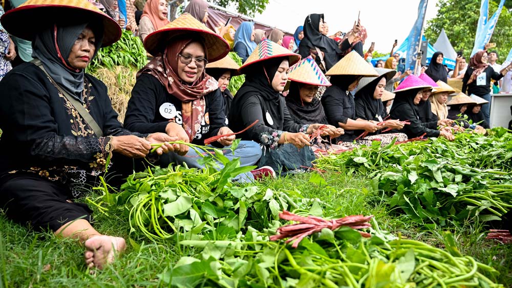 Ibu-ibu perwakilan kelurahan adu ketangkasan mengikat sayur kangung dalam lomba Unting-Unting Kangkung di Lapangan Giri, Rabu (19/11).