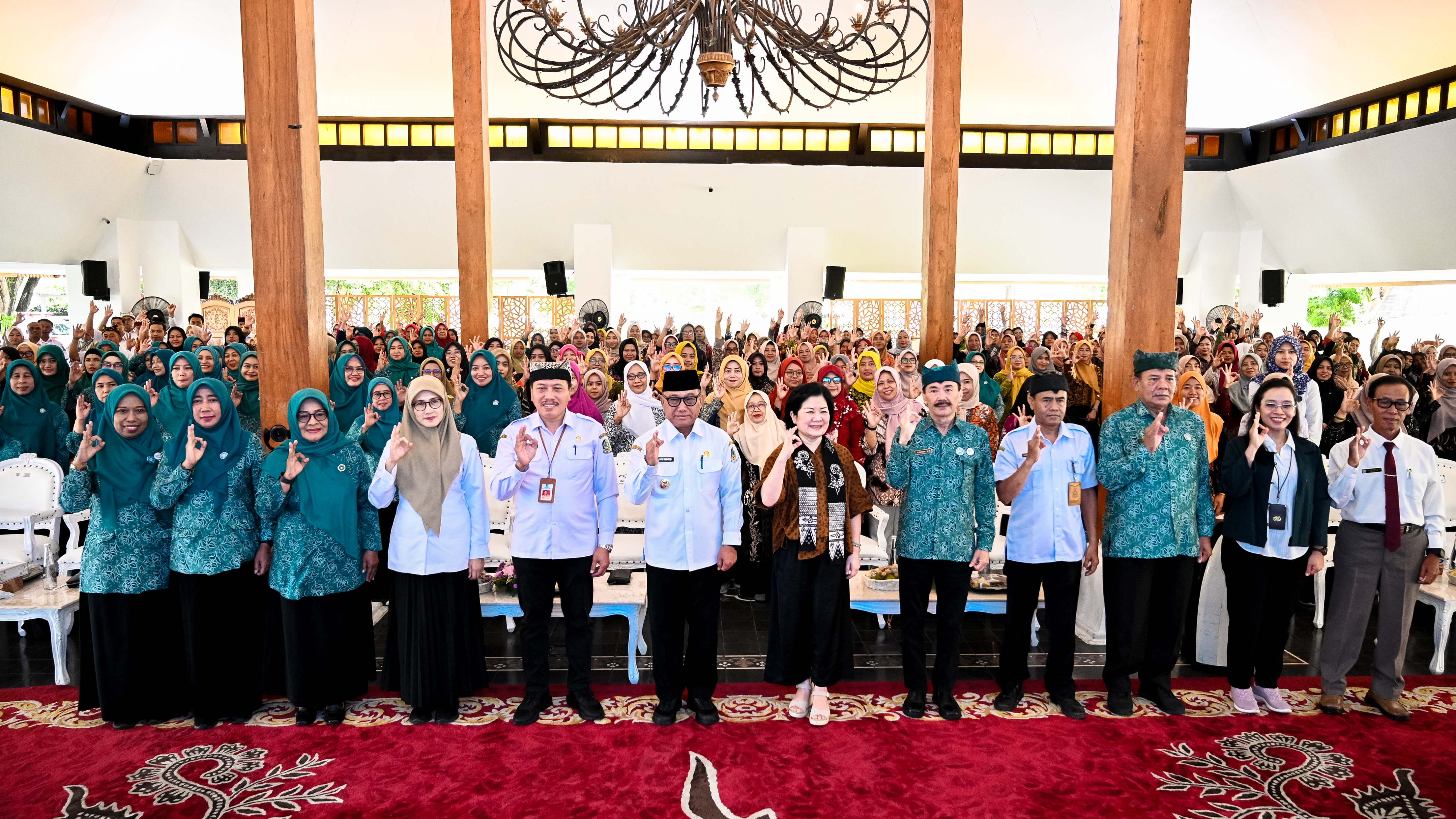 CEGAH TENGKES: Wabup Mujiono, Kepala Dinkes Amir Hidayat, dan ahli gizi Dr. dr Tan Shot Yen bersama para peserta talk show di pendapa Sabha Swagata Blambangan pada Rabu (19/11).