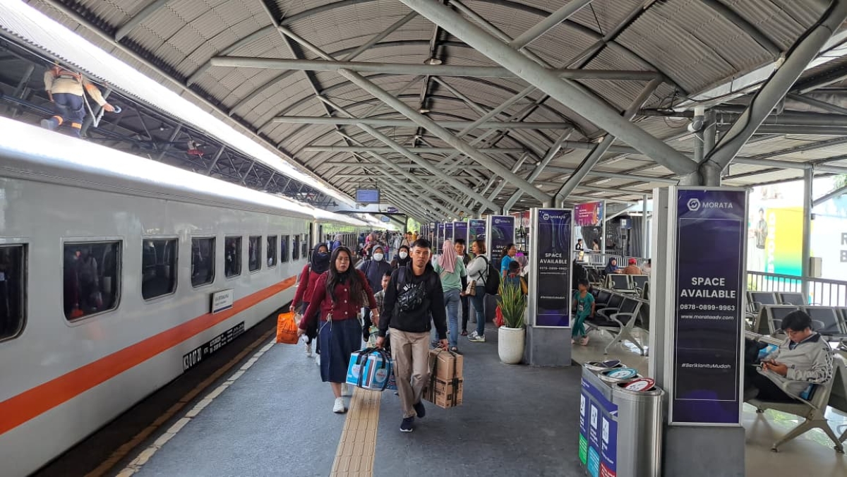 Gangguan akibat anjlokan KA Barang di Daop 8 Surabaya sebabkan keterlambatan sejumlah perjalanan.