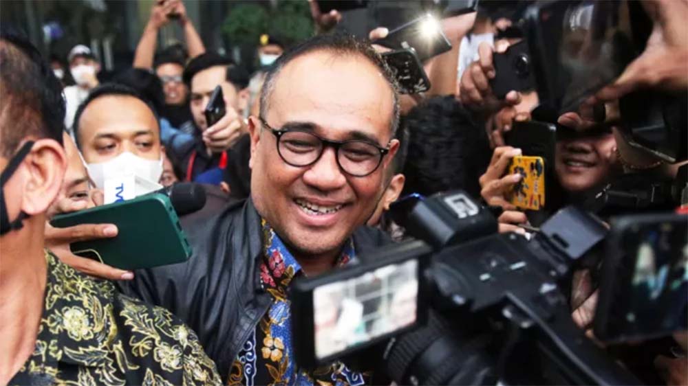 Mantan Kepala Bagian Umum Kantor Wilayah DJP Jakarta Selatan II Rafael Alun Trisambodo (tengah) berjalan keluar usai menjalani pemeriksaan di Gedung KPK, Jakarta, Rabu (1/3/2023).